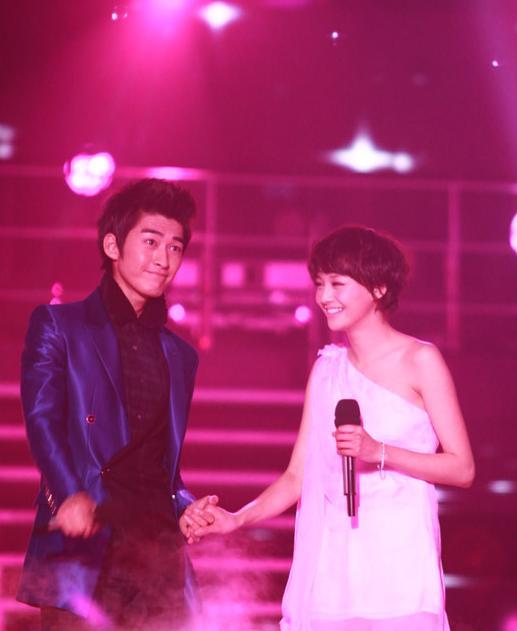 郑爽昔日视频上热搜 和张翰合唱飙高音