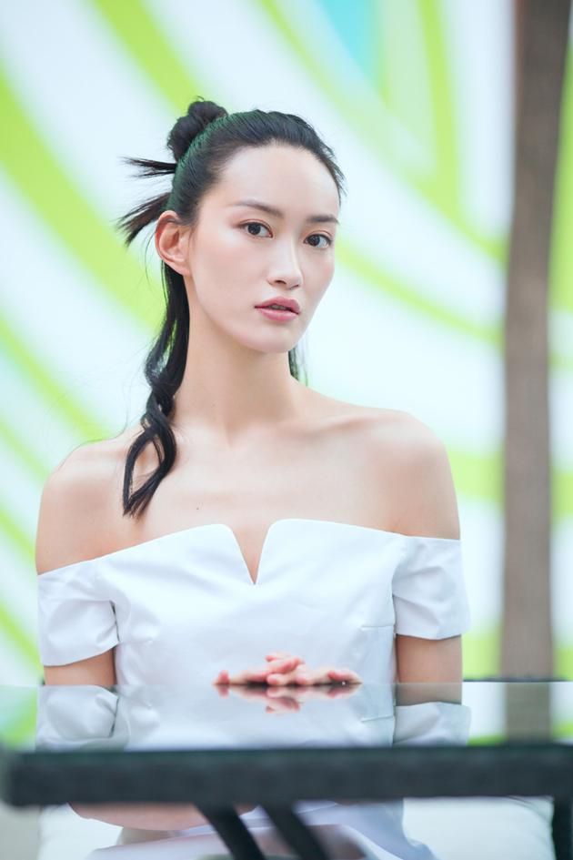 五女闹京城上映朱淇演绎妖艳美女