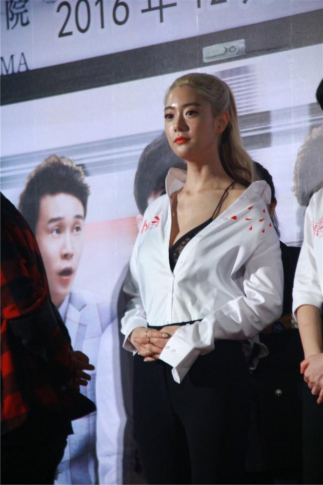 克拉拉性感亮相