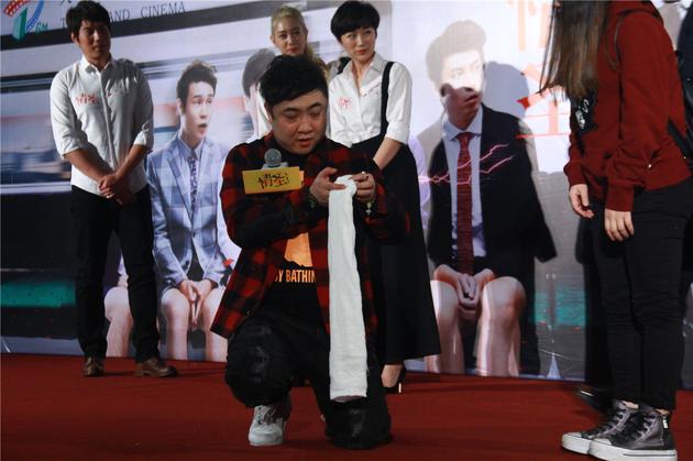 乔杉演示叠毛巾