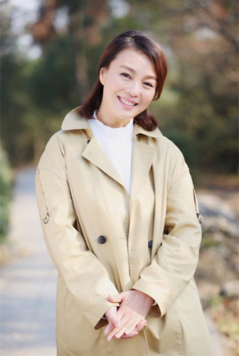 荣蓉剧照新浪娱乐讯 由鄢颇[微博]导演,陈金海编剧的电视剧《最亲最爱