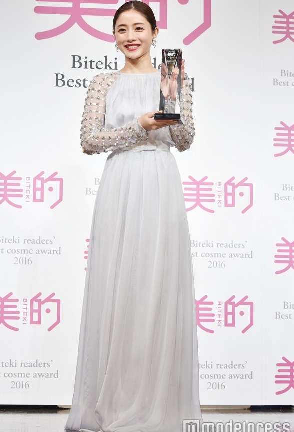 12月20日东京石原里美出席“2016小学馆美的BESTCOSME大赏”颁奖典礼
