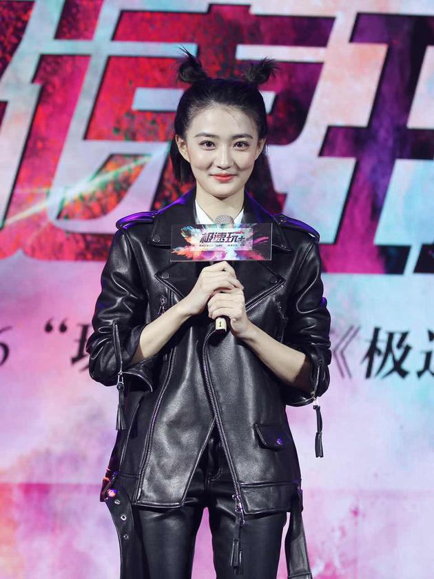 徐璐身着帅气机车服