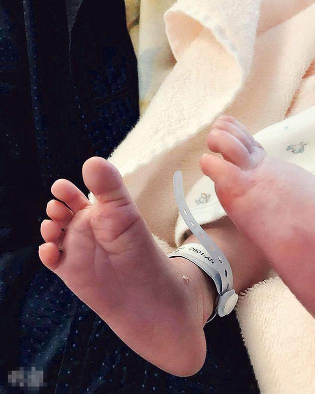 陈敏之晒儿子大脚板