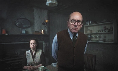 蒂姆·罗斯以不多见的光头形象，塑造了一个残忍又极具欺骗性的杀人魔