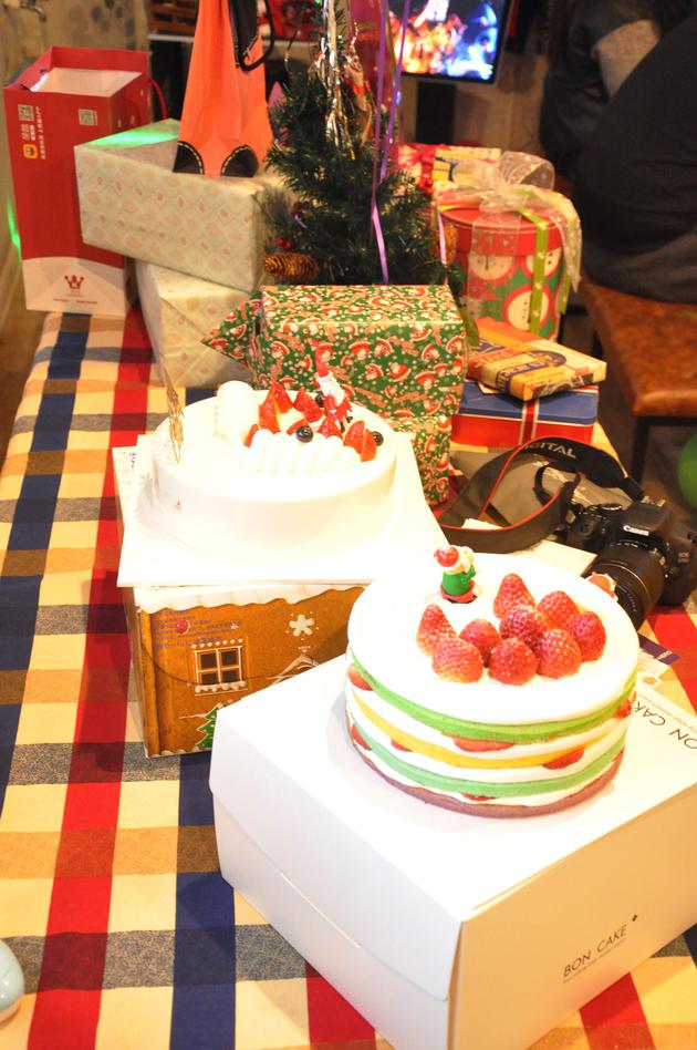 当天为粉丝准备的蛋糕和小礼物