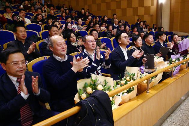 关峡团长与作曲家一同观看演出