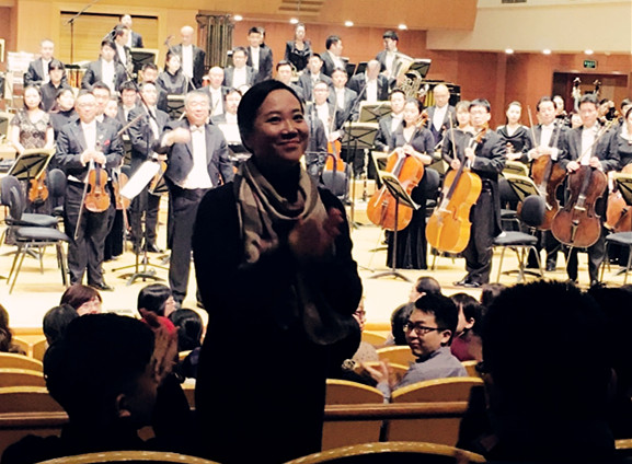 作曲家谢文辉致谢观众