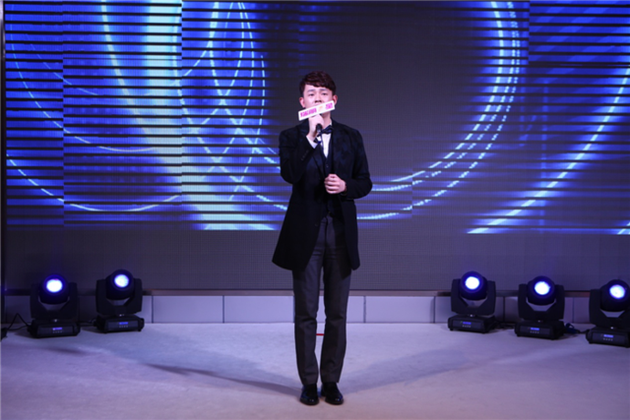 魏潇逸献唱《一光年》 新浪娱乐讯 12月22日,歌手魏潇逸受邀参加活