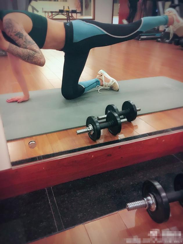 谭维维秀健身房自拍称走到哪儿捋到哪儿