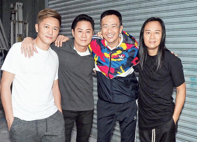 草蜢的新歌《上天关了一扇门》拍MV，邀请郑丹瑞（右二）担任导演。