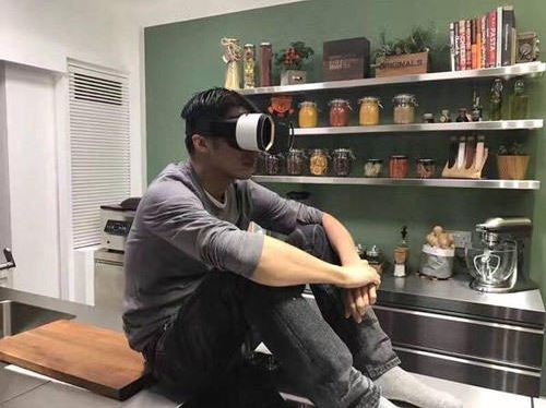 谢霆锋戴VR眼镜在家看王菲演唱会