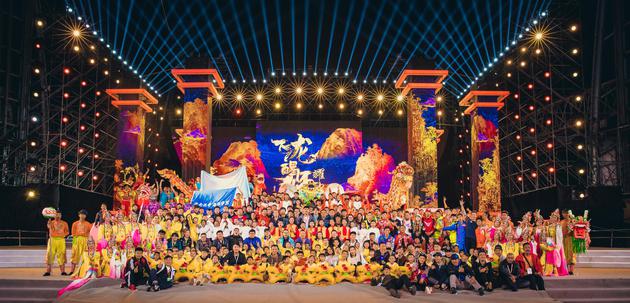 17-01全体工作人员和部分演员合影
