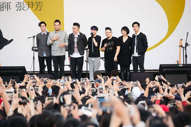 苏打绿在台上感谢粉丝一路支持