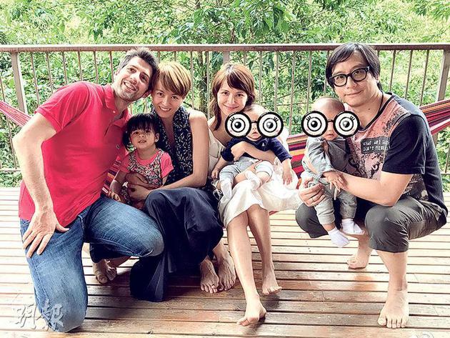 梁咏琪与老公Sergio及女儿Sofia、李心洁与老公彭顺及一对双胞胎儿子拍合照