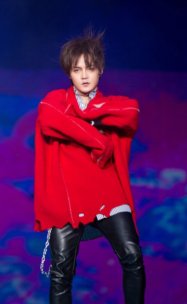 湖南跨年尹正化身红衣少年热舞点燃全场