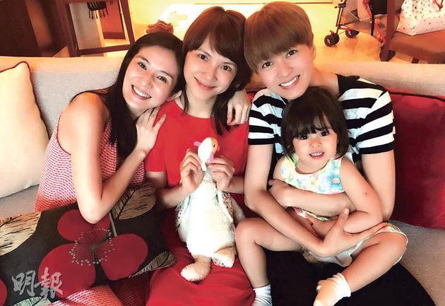 杨采妮（左起）、李心洁、梁咏琪及爱女Sofia一齐庆祝跨年，当时采妮用咕臣遮肚，孕味十分浓。
