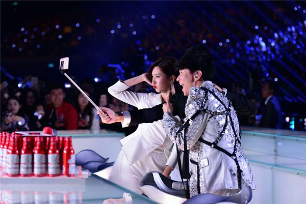 江疏影江苏跨年首秀 与吴亦凡共舞被调戏