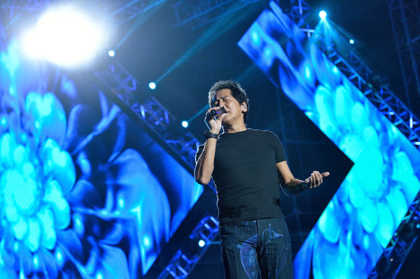 03 17:23:15 新浪娱乐 摘要:齐秦献唱"星耀广西跨年演唱会",压轴出场