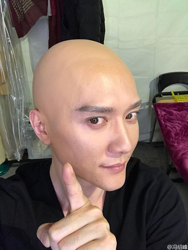 冯绍峰晒光头照发型照亮女儿国