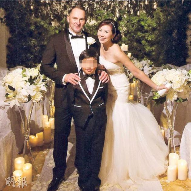 杨宝玲儿子Nathan陪着妈妈出嫁。