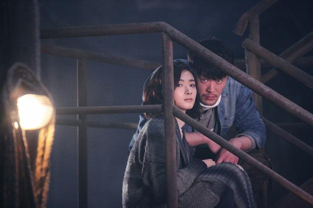 万茜剧照 新浪娱乐讯 近日,正在全国公映的荒诞喜剧电影《你好,疯子!