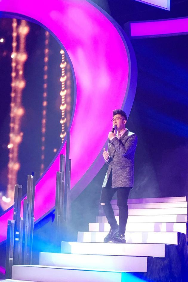 孙伯纶现身公益晚会