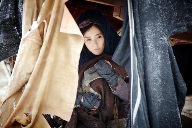 《射雕英雄传》中,曾黎饰演的李萍在风雪中艰难求生,生下郭靖,令人动