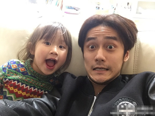 蒋劲夫与"小网红"亲密合影