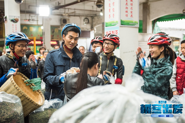 于湉、陈蓓蓓与两队极客在安溪茶市了解情况