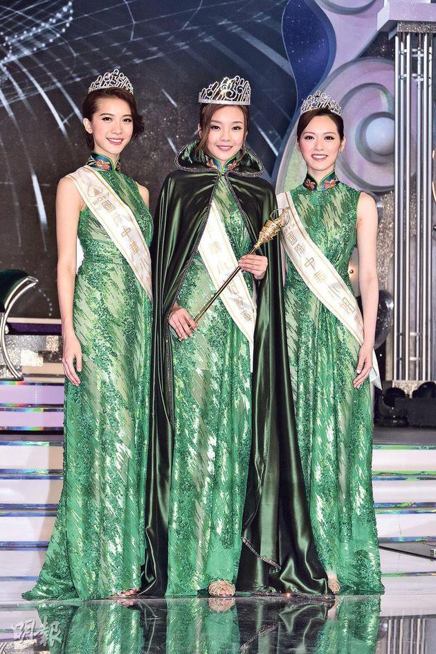 冠军余思霆（中），林宣妤（左）亚军，季军是香港的冯盈盈（右）