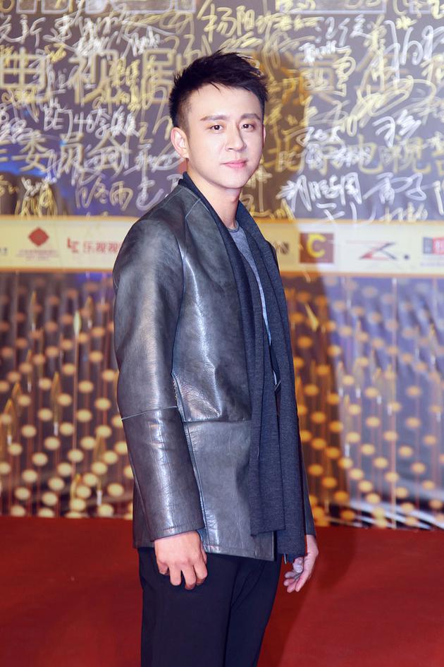 刘亭作入围最佳男配角帅气亮相尽显潇洒