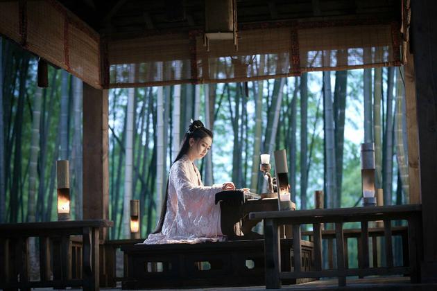 白娉婷竹林抚琴