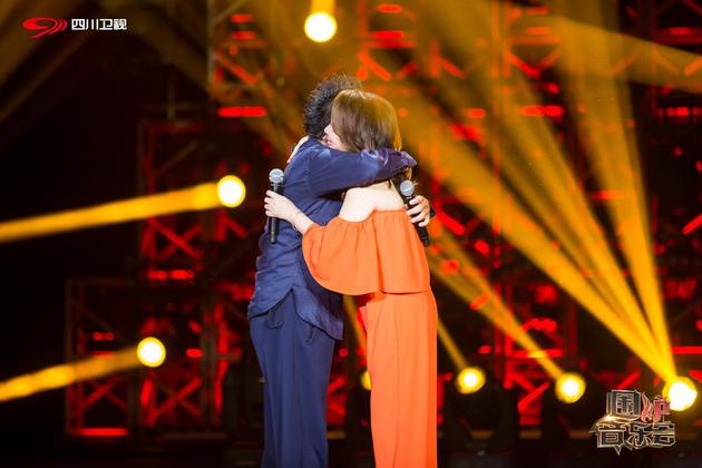 辛晓琪泪忆张国荣再唱《深情相拥》