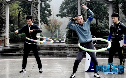 于湉和高博正在做呼啦圈运动