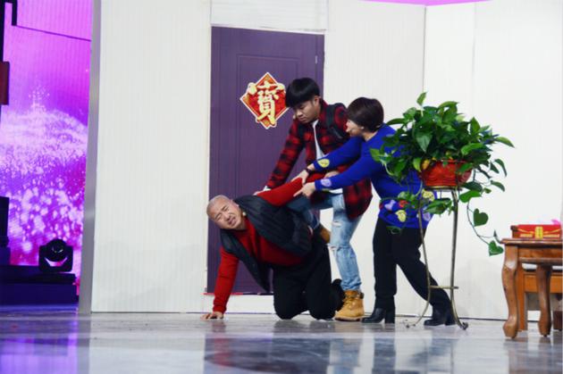 王小利一家三口山东卫视舞台首秀