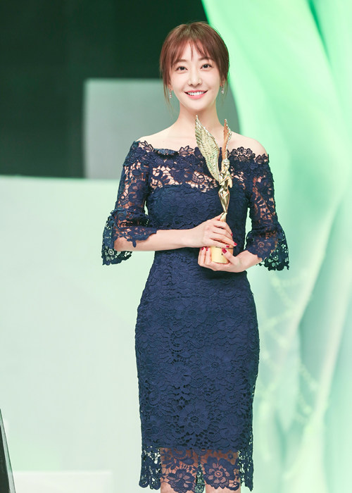 第十届公益中国颁奖晚会近日在京举行,演员兼主持人姜尘 因过去六年