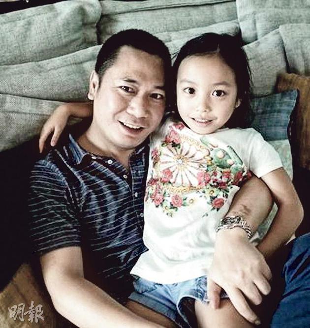 40岁赵薇休闲衣孕味浓 一家三口迪拜度假