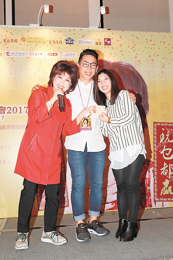 朱咪咪最后一次个唱两儿子献花并合唱