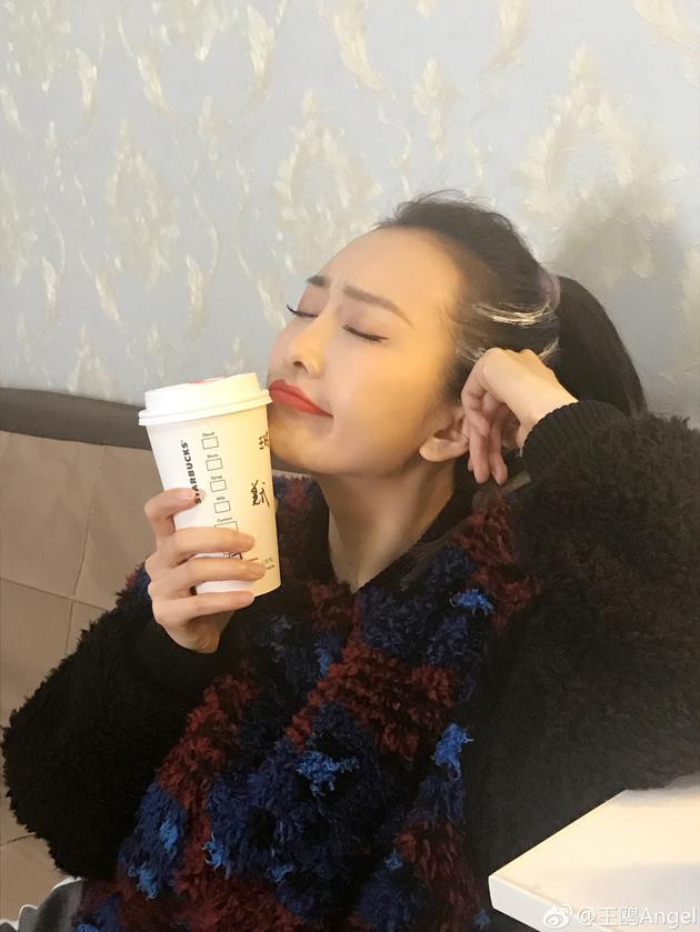 王鸥白发造型抢眼