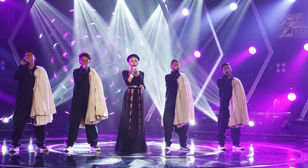 阿鲁阿卓和山风组合全新亮相(左起:白里格,吉克杰拉,阿鲁阿卓,瓦其依