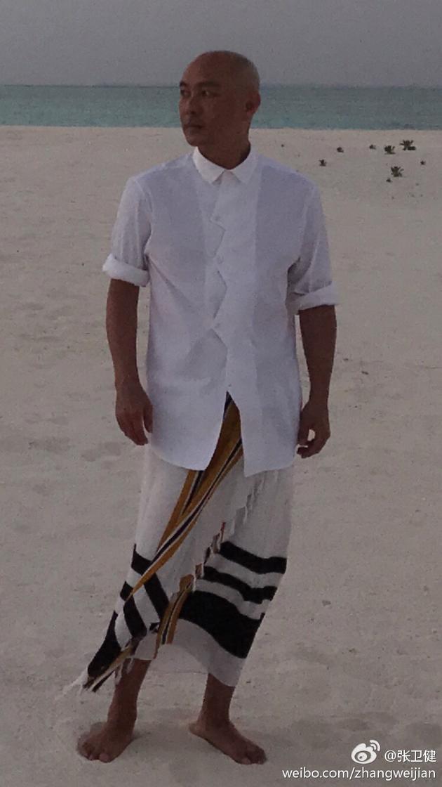 张卫健夫妇无人岛度假摆爱心享烛光晚餐