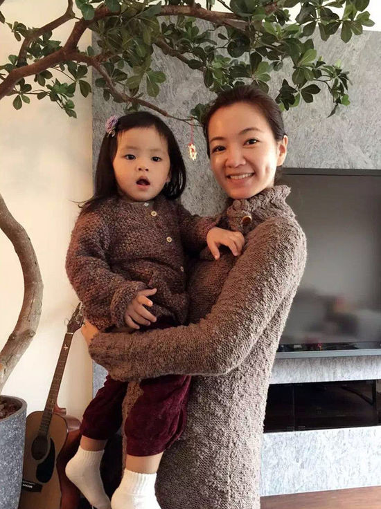 阿雅女儿做面包表情认真长相清秀漂亮