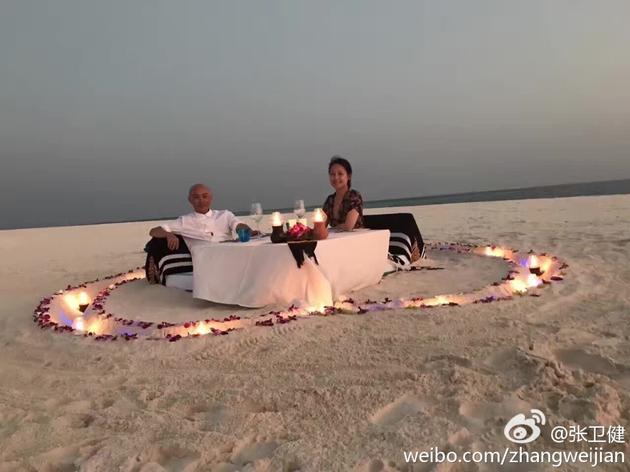 张卫健夫妇摆爱心享烛光晚餐