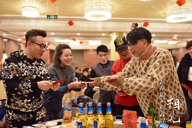 剧组工作人员发压岁红包