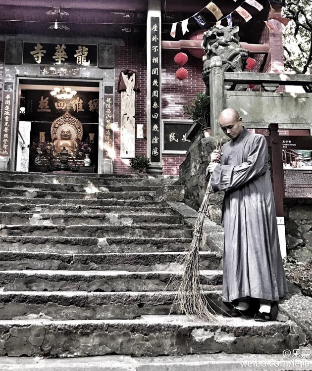 乐嘉变身扫地僧网友出家还是摆拍