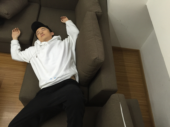 董子健以高难度"w瘫"入驻