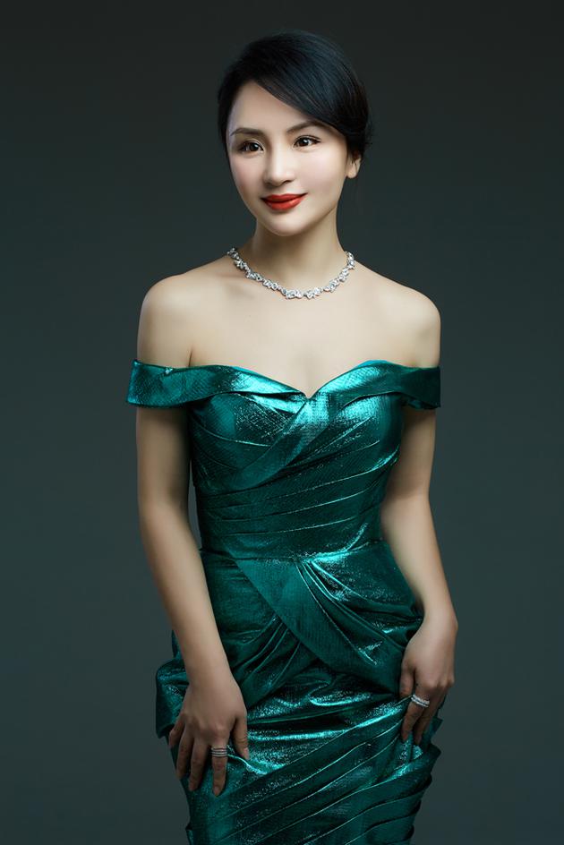 演员鸿利出席家乡春晚担任主持人并献唱