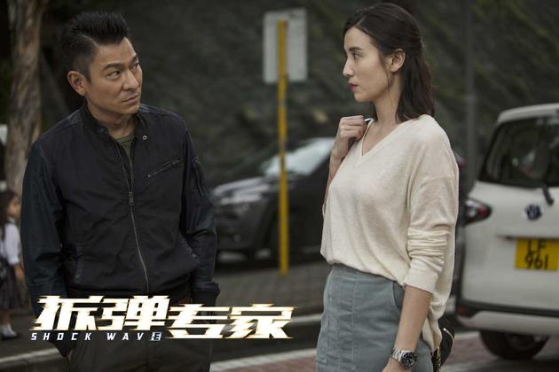 刘德华深情守护宋佳