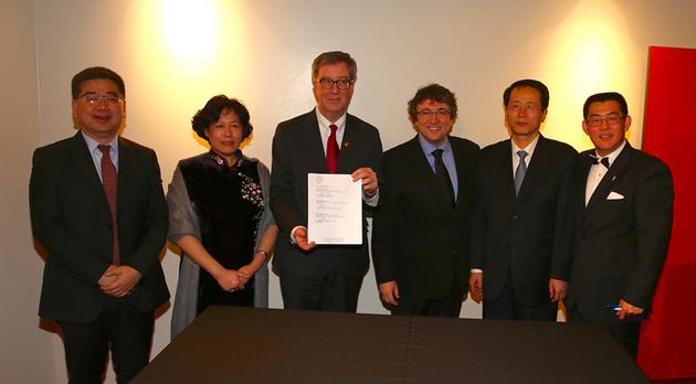 中加双方签约后合影